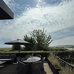 Beachfront With Sea View For 6 Guests Casa vacanze