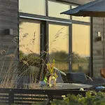 Vakantiehuis Beachfront With Sea View For 6 Guests