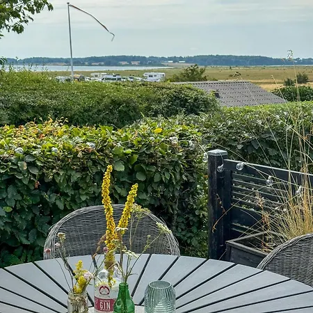 Сasa de vacaciones Beachfront With Sea View For 6 Guests *