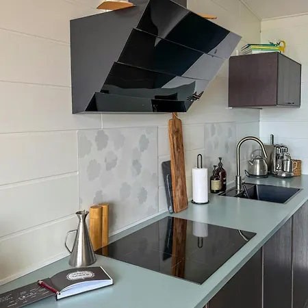 Vakantiehuis Beachfront With Sea View For 6 Guests