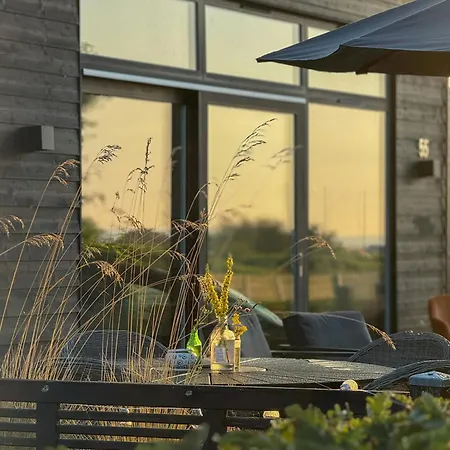 Semesterbostad Beachfront With Sea View For 6 Guests
